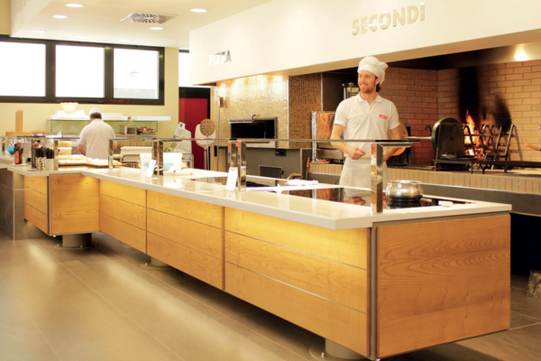 Mensa aziendale con cuoco e buffet. Rischio caro energia e inflazione.