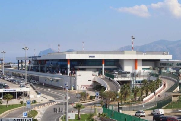 Aeroporto Falcone Borsellino Palermo. Vista esterna del terminal, parcheggio auto e viabilità. Autogrill, My Chef, Chef Express.