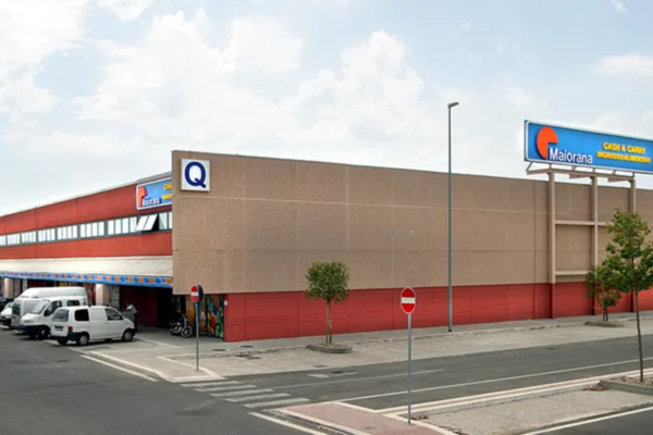 Maiorana Cash&Carry: Esterno del negozio all'ingrosso. Insegna Q, parcheggio furgoni. Inaugurazione nuovo punto vendita.