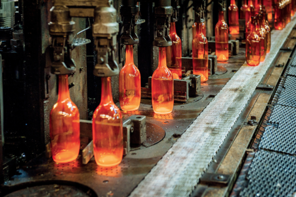 Produzione di bottiglie in vetro. Aumento dei costi del vetro, impatto sulla filiera.