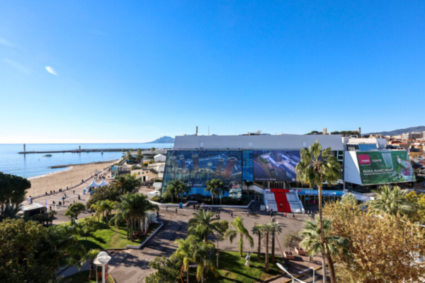 Mapic 2022: Vista aerea del Palais des Festivals a Cannes. Evento Retail Real Estate con focus food.