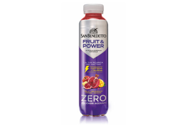 San Benedetto Fruit&Power Zero: bevanda energetica al gusto di frutta. Ricarica con caffeina e taurina, senza zuccheri aggiunti.