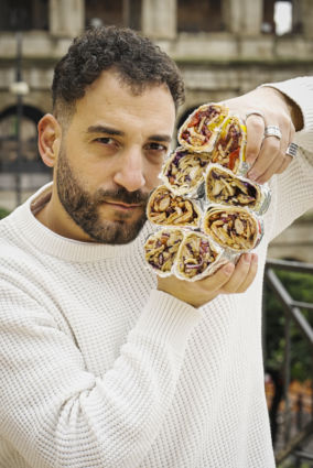 Uomo con kebab. Food Brands Factory presenta: influencer romano con kebab artigianale.