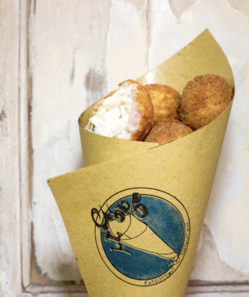 Cuoppo napoletano fritto. Arancini di riso in cartoccio con logo Il Cuoppo. Street food partenopeo.