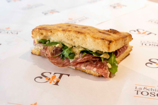 Schiaccinoteca Toscana: schiacciata farcita con salumi e rucola. Specialità toscana.
