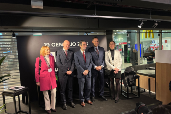 Taglio nastro Chef Express-Altarea a Milano Porta Garibaldi. Inaugurazione food hall, autorità e manager.