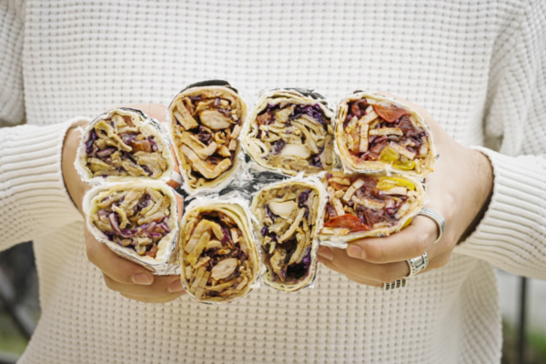 Kebab romano: mani che offrono kebab misti. Food Brands Factory, street food.