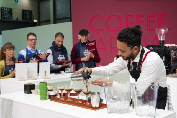 Barista al lavoro a Sigep. Preparazione cocktail a base di caffè, evento fieristico internazionale dedicato al food service dolce.