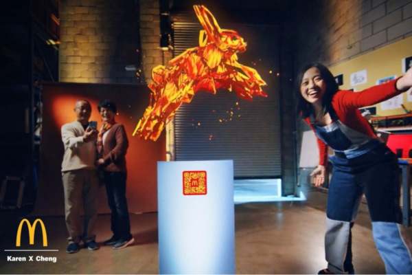 McDonald's Metaverso: celebrazione del Capodanno Cinese con coniglio dorato virtuale e QR code.