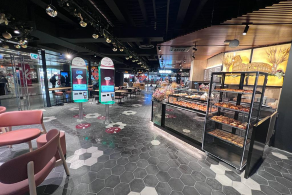Nuova food hall Chef Express a Milano Porta Garibaldi: interni con area ristoro, vetrina pasticceria e totem digitali.