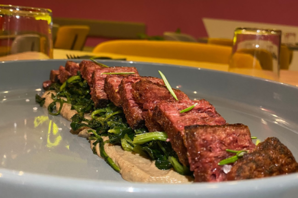 Impact Food: Tagliata di manzo su crema e verdure. Ristorante a basso impatto ambientale.