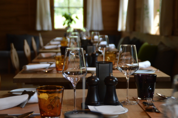 Tavolo apparecchiato per cena fuori casa. Bicchieri, posate e decorazioni per ristoranti e locali. Global Outlet Index NielsenIQ.
