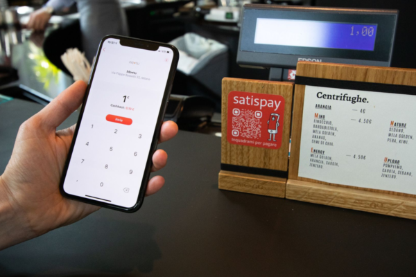 Pagamento Satispay: smartphone con app, QR code e menu. Transazioni digitali.