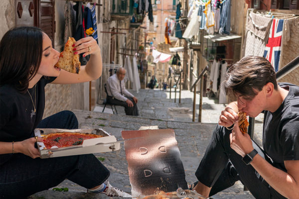 Napoli: pizza Concettina ai Tre Santi. Ragazzi mangiano pizza nel Rione Sanità. Street food napoletano.