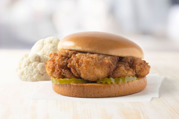 Chick-fil-A panino al cavolfiore. Test plant-based: cavolfiore fritto in panino con cetriolini.