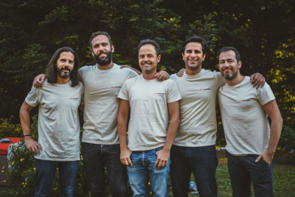Fondatori Coverflex: team sorridente con magliette Coverflex. Coverflex si espande in Italia. #Coverflex #startup #team