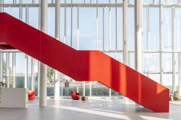Interni Ferrero Alba: scala rossa, design moderno, luce naturale. Innovazione tecnica.