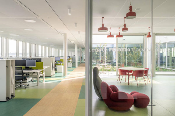 Interni del polo di innovazione tecnica Ferrero ad Alba: uffici e area relax con arredi moderni e luminosi.