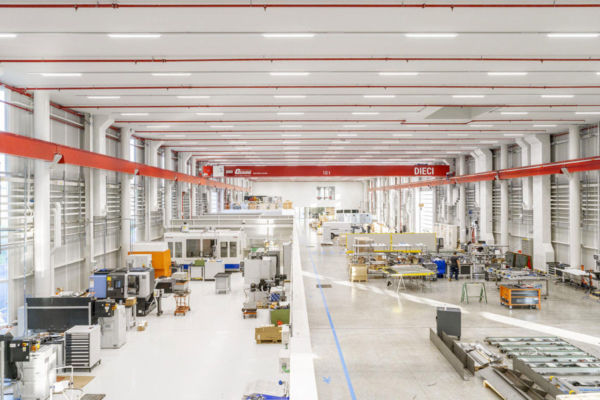 Interno del polo di innovazione tecnica Ferrero ad Alba. Macchinari industriali all'avanguardia.