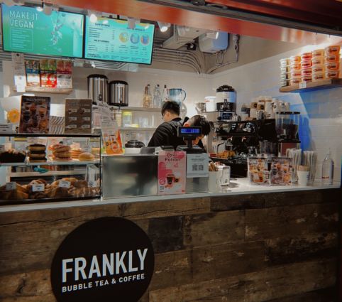 Interno di Frankly Bubble Tea: bevande, caffè, dolci. Quota 10 locali e fatturato 2023.
