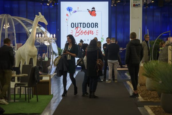 Fiera Hospitality: stand Outdoor Boom, design Horeca. Giraffa decorativa e visitatori.