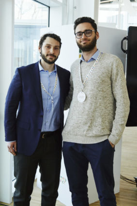 Vincitori Cirfood District loves ideas: due giovani professionisti sorridenti.