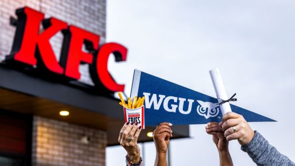 KFC e istruzione dipendenti: mani alzano patatine, diploma WGU. Sostegno KFC all'istruzione.