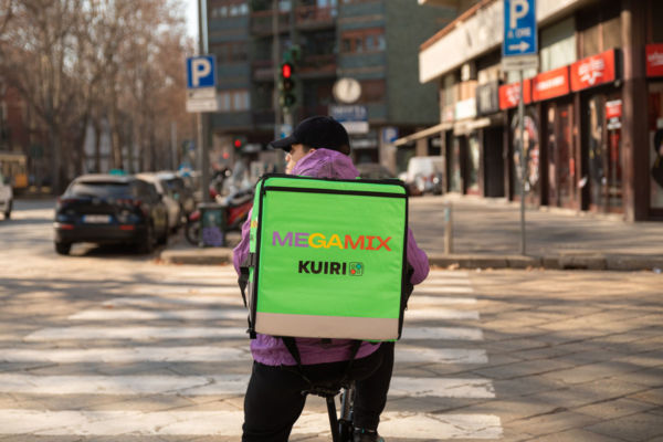 Consegna Kuiri: rider con zaino Megamix per Office Multi-Order Experience.