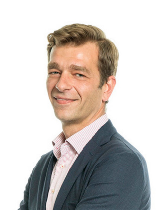 Petros Papageorgiou, nuovo Direttore Vendite Heineken Italia. Ritratto sorridente in giacca.