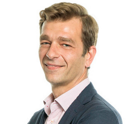 Petros Papageorgiou, nuovo Direttore vendite Heineken Italia. Ritratto sorridente su sfondo bianco.