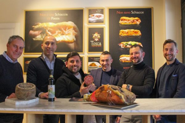 Partnership TOSCA con DOP toscane. Salumi, formaggi e olio EVO toscani in primo piano. Prodotti tipici regionali.