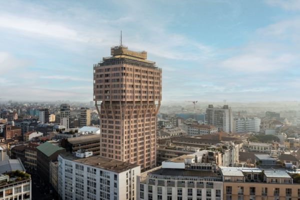 Torre Velasca, Milano: iconico grattacielo nel cuore della città. Architettura unica, skyline milanese. Nuova apertura Sushisamba.