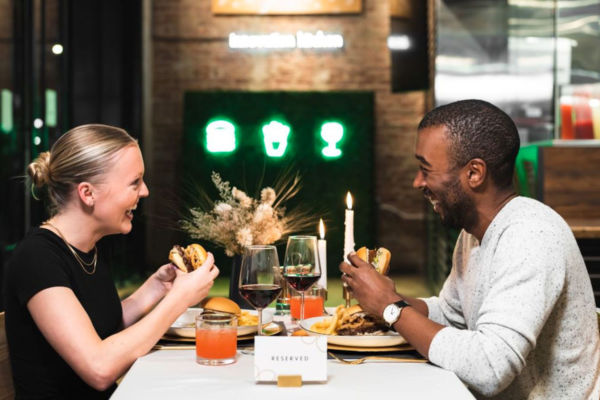 Shake Shack: coppia cena hamburger al tartufo, tavolo riservato. Fast food e fine dining.