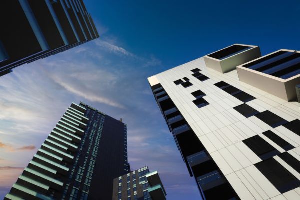 Real estate commerciale: prospettiva di grattacieli moderni verso il cielo. Architettura urbana, sviluppo immobiliare.