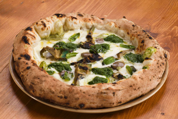 Pizza gourmet di Diego Vitagliano a Roma: mozzarella, pesto e carciofi.