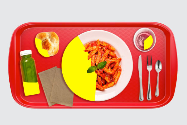 Vassoio pasto scuole/ospedali: pasta al pomodoro, pane, bevanda. Alimentazione sana e bilanciata.