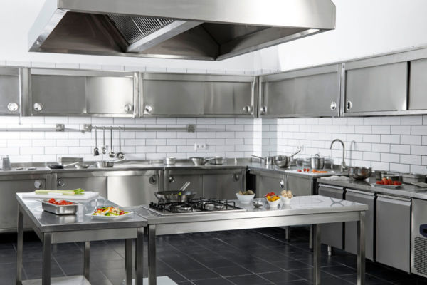 Cucina professionale in acciaio. Design moderno per dark kitchen e ristorazione.