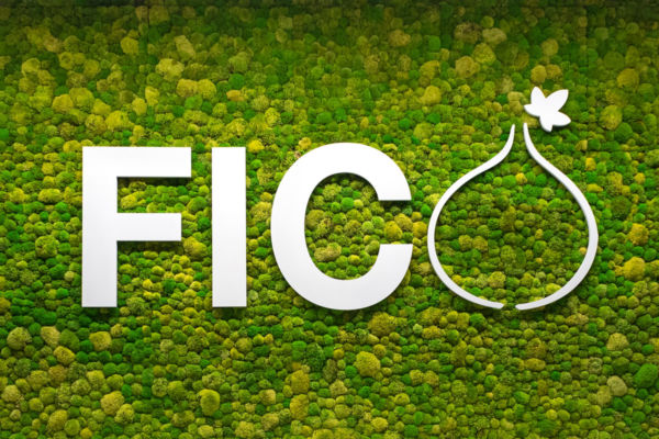 Logo FICO Bologna su sfondo di muschio verde. Parco agroalimentare italiano.