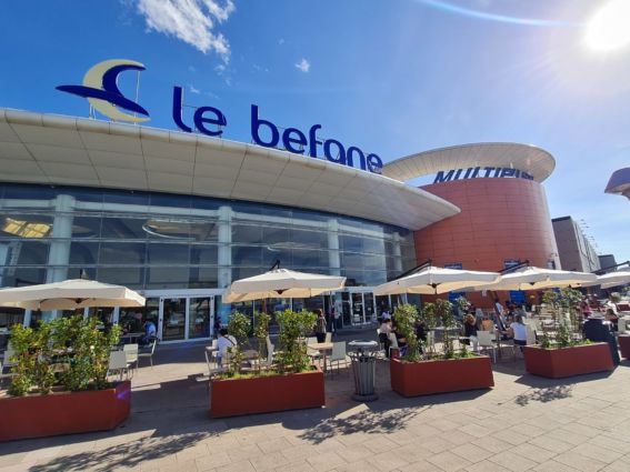 Esterno del centro commerciale Le Befane, food court rinnovata da Union Investment e CBRE.
