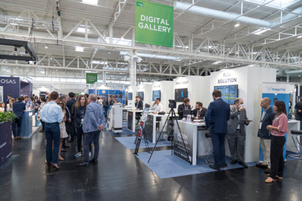 Folla al MAPIC Italy 2022. Partecipanti e retailer al Digital Gallery. Fiera immobiliare e retail a Milano.