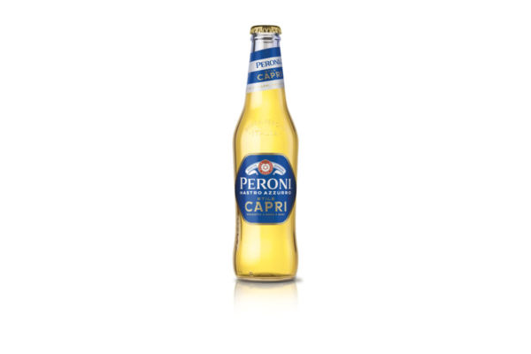 Bottiglia di birra Peroni Stile Capri. Lager italiana, gusto fresco e leggero. Ideale per l'estate.
