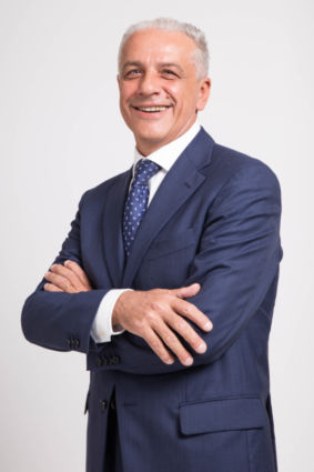 Roberto Zoia, CNCC, confermato sino al 2026. Ritratto sorridente in giacca blu e cravatta.