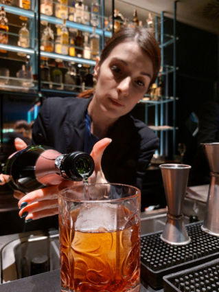 Valentina Rizzi, bartender di Viva il Bistrot, prepara un cocktail. Viviana Varese in Sicilia.