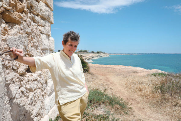 Viviana Varese in Sicilia. Chef di Viva il Bistrot con mare azzurro e cielo sereno sullo sfondo.