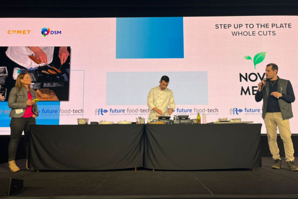 Tagli interi plant-based: chef cucina, presentatori spiegano la nuova proposta. Innovazione alimentare sostenibile.