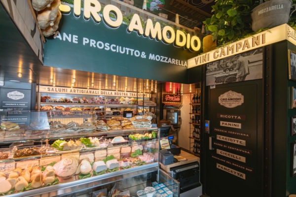 Banco gastronomia Pane, Prosciutto & Mozzarella Ciro Amodio. Salumi, formaggi e prodotti tipici campani a Milano.