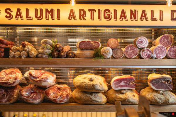 Banco salumi artigianali da Pane, Prosciutto & Mozzarella di Ciro Amodio. Assortimento di salumi e pane.