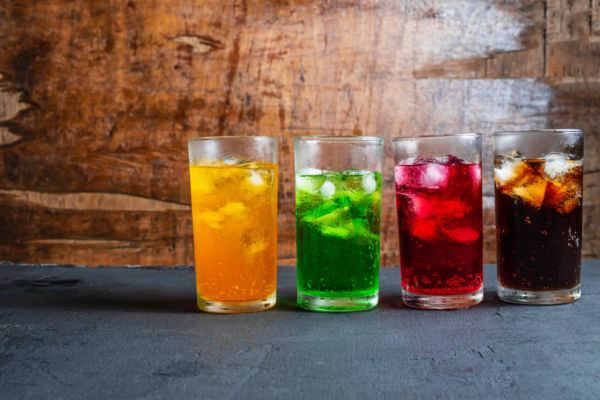 Bevande no alcol colorate con ghiaccio. Bibite analcoliche assortite, fresche e dissetanti.