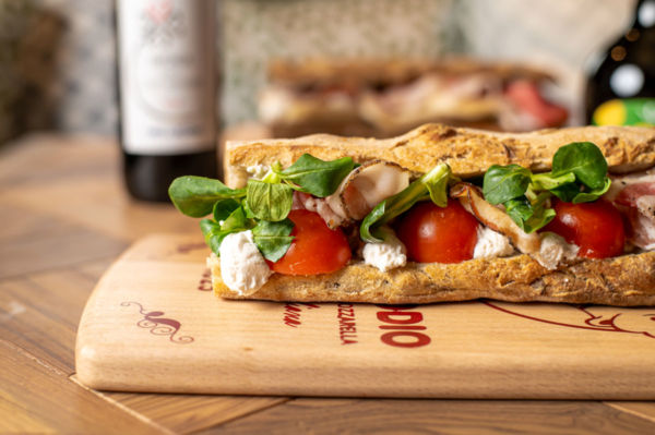 Panino gourmet Pane, Prosciutto & Mozzarella Ciro Amodio. Delizioso sandwich con ingredienti freschi.