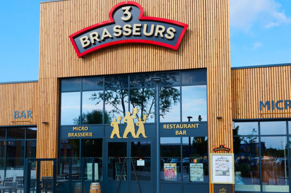 Esterno del ristorante 3 Brasseurs in Italia. Microbrasserie francese con bar e ristorante.